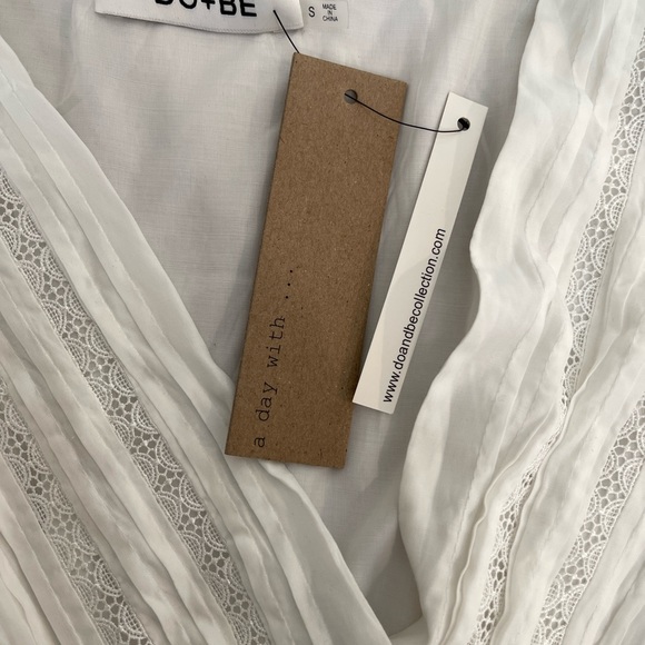 Do+BE White V-Neck Blouse with Ballon Sleeves with a feminine trim. Small NWT - Picture 6 of 9